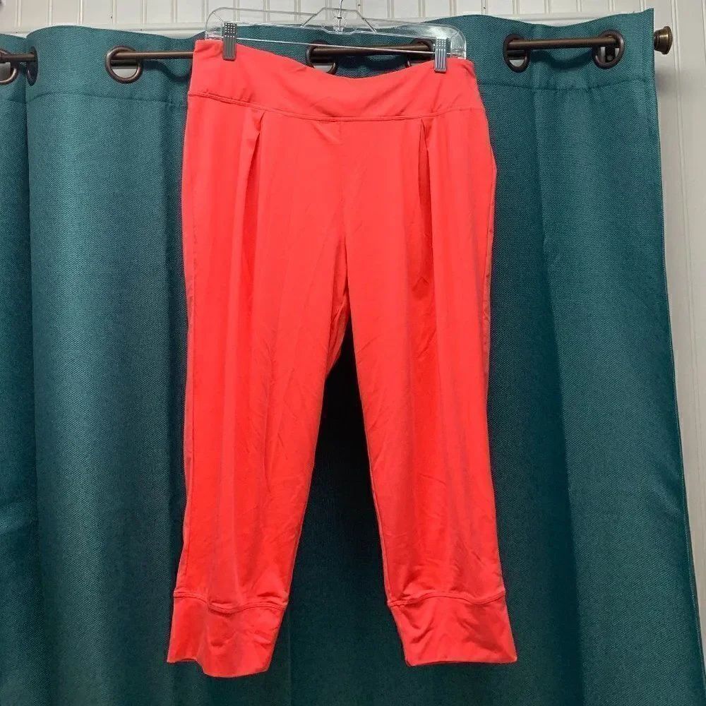 NEW Fabletics Pleated Cropped Pants in Bright Salmon/Pink, Size Large